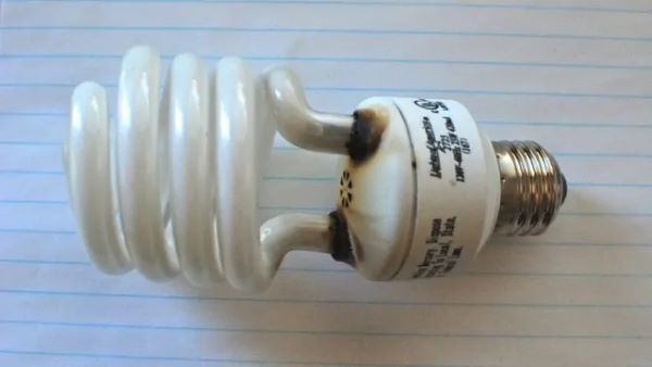 Sử dụng bóng đèn kém chất lượng