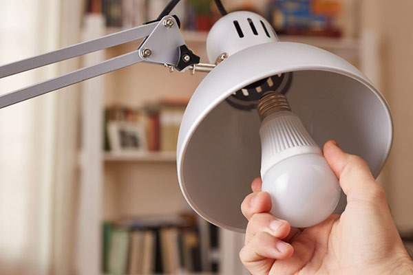 Lắp sai kỹ thuật khiến bóng đèn dễ cháy, hư hỏng sau thời gian ngắn sử dụng