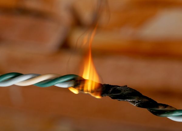 Hiện tượng dây điện bị nóng có sao không