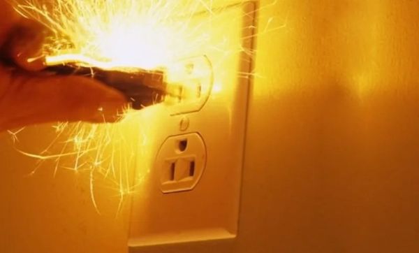 Các dấu hiệu nhận biết ổ cắm điện bị xẹt lửa