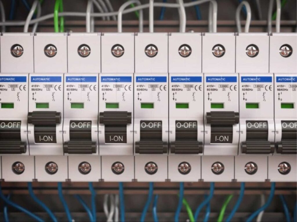 Ổn áp bị nhảy aptomat là một trong những sự cố điện phổ biến