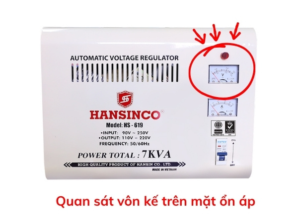 Quan sát vôn kế trên mặt ổn áp để kiểm tra mức điện áp đầu ra